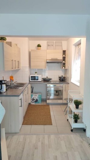 Réfrigérateur, four, plaque de cuisson, cafetière/bouilloire