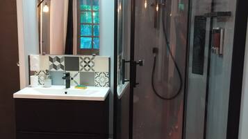 Sèche-cheveux, serviettes fournies, savon, papier toilette