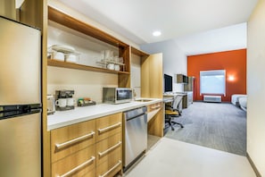 Suite estudio, 1 cama Queen size (Roll-In Shower) | Tabla de planchar con plancha, cunas gratuitas y wifi gratis