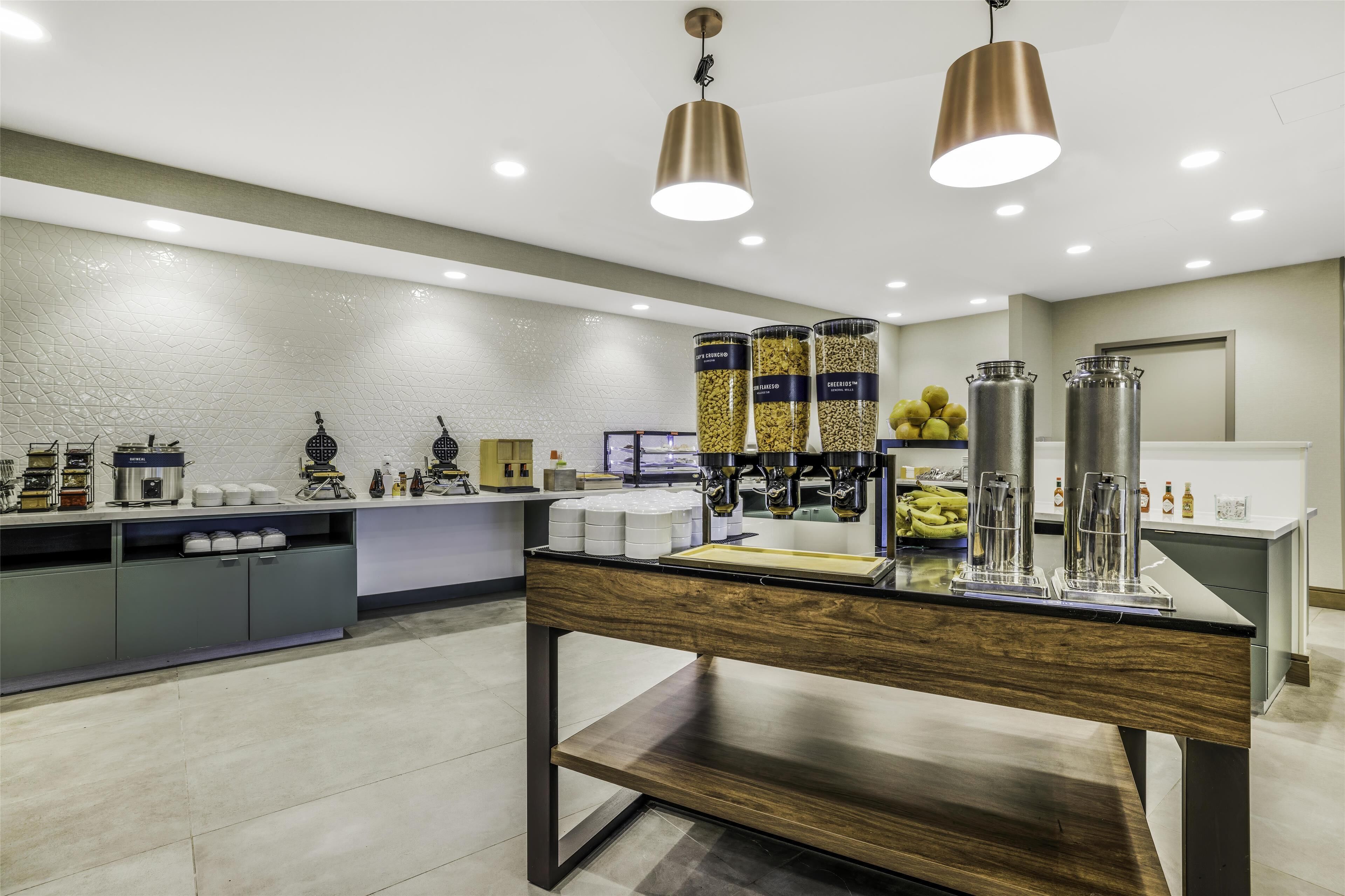 Buffet déjeuner gratuit tous les jours