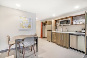 Suite, 1 Queen Bed, Bathtub (Mobility & Hearing) | Private kitchen