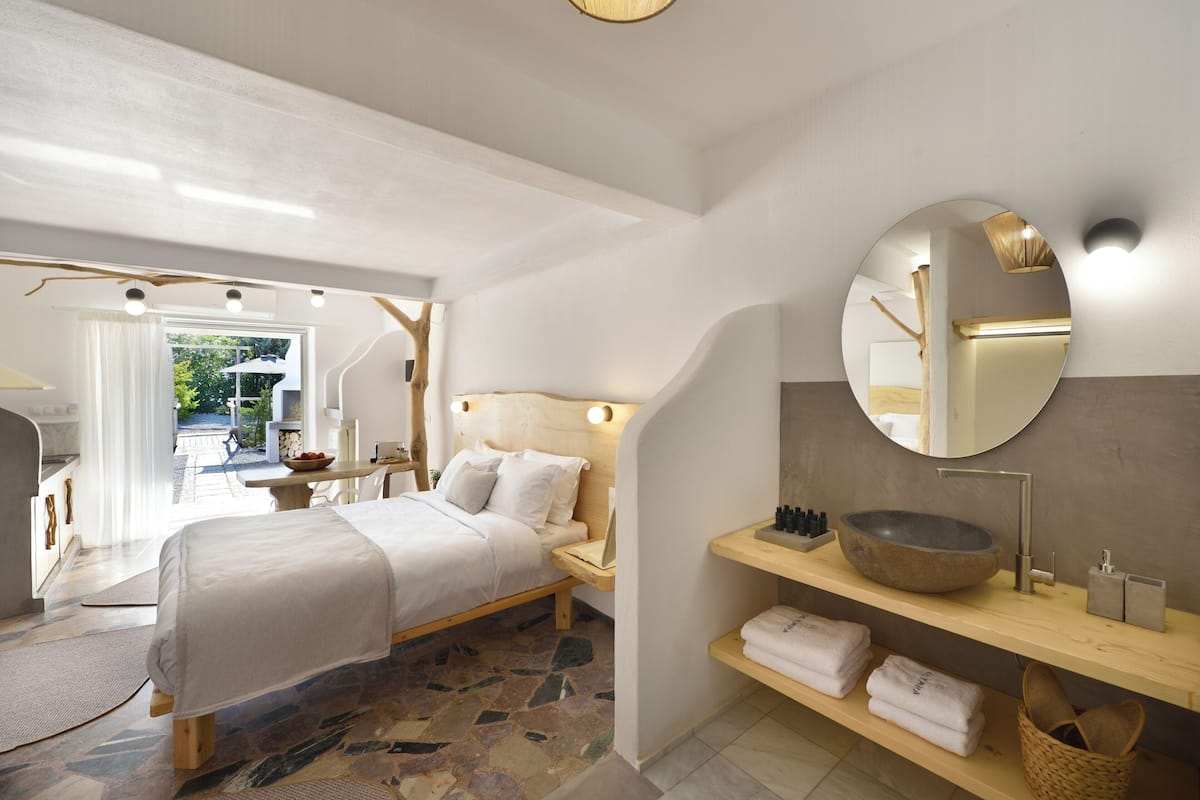 Junior Suite Garden View with Outdoor Hot tub | In-room safe, desk, iron/ironing board, free WiFi