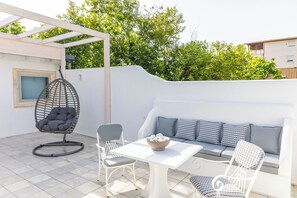 Caixa forta a l'habitació, escriptori i planxa i posts de planxar 