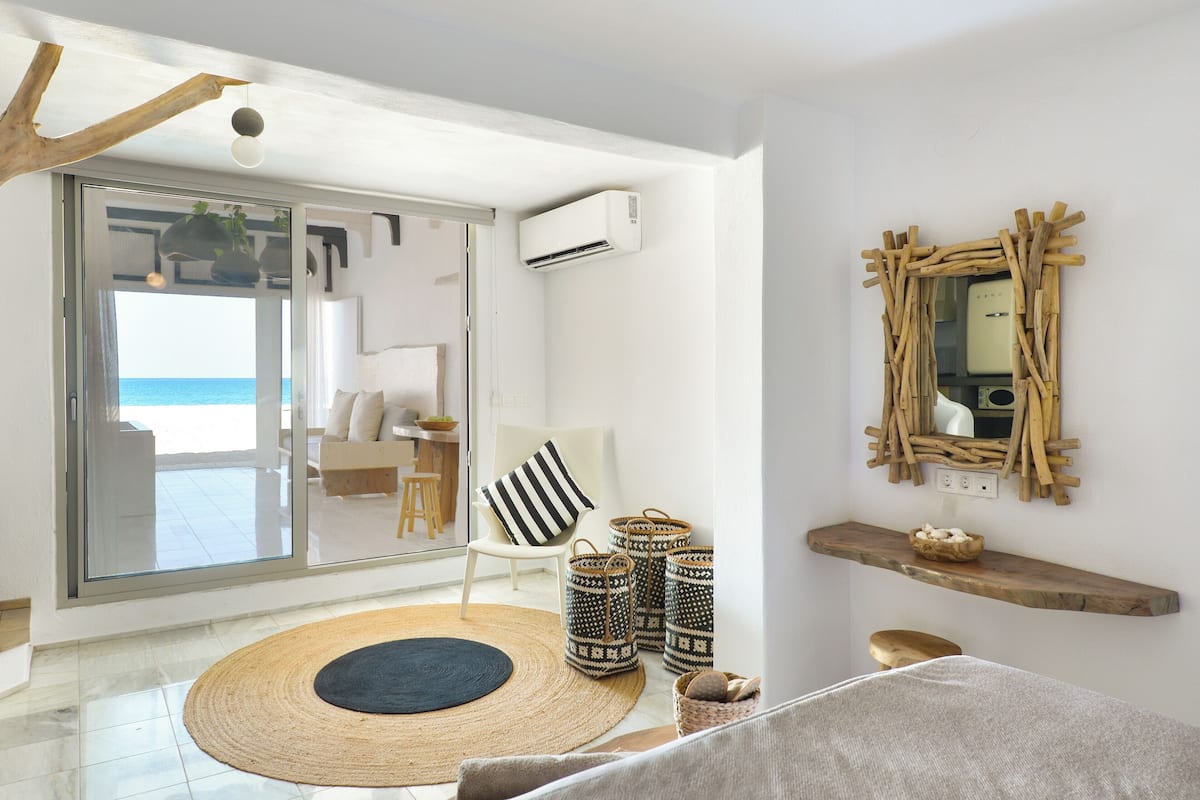 Cave Seafront Suite Sea View with hot tub | In-room safe, desk, iron/ironing board, free WiFi