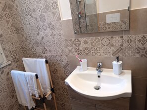 Regadera, amenidades de baño gratuitas, secadora de cabello, bidet 