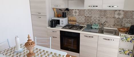 Fridge, microwave, oven, coffee/tea maker
