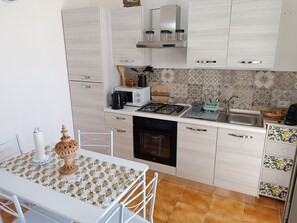 Een koelkast, een microgolfoven, een oven