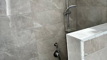Doccia, set di cortesia gratuito, asciugacapelli, bidet