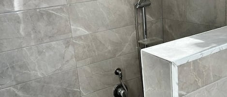 Dusche, kostenlose Toilettenartikel, Haartrockner, Bidet