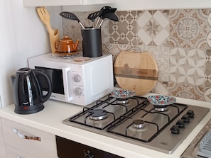 Réfrigérateur, micro-ondes, four, cafetière/bouilloire