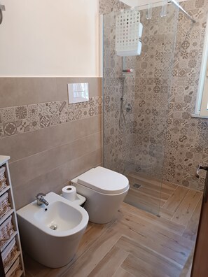Douche, articles de toilette (gratuits), séchoir à cheveux, bidet