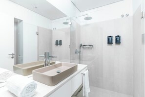 Comfort Apartment, 2 Bedrooms, Terrace | Bathroom | Shower, eco-friendly toiletries, hair dryer, towels - Limehome Evora Rua de Machede 61 (Évora)