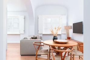 Appartement Confort, 2 chambres, terrasse | Aire de séjour | Téléviseur connecté de 50 po avec télévision par satellite