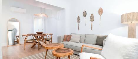 Deluxe appartement, 2 slaapkamers, terras | Woonruimte | Een 50-inch smart-tv met satellietzenders