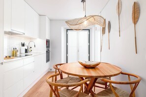 Comfort Apartment, 2 Bedrooms (Sofa bed) | Private kitchen | Fridge, microwave, oven, stovetop - Limehome Evora Rua de Machede 61 (Évora)