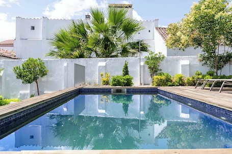 Una piscina al aire libre
