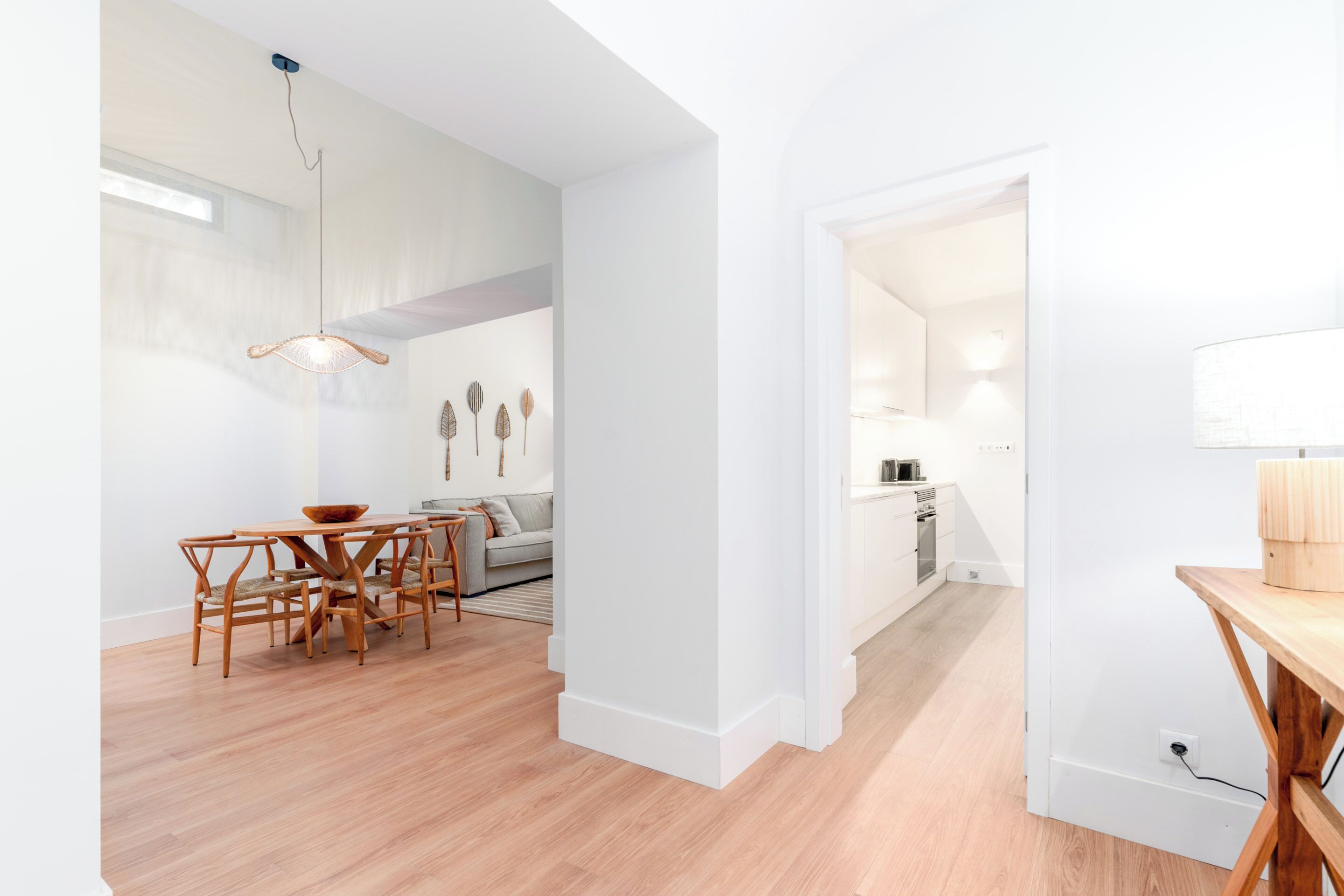 Un interior moderno con comedor, cocina y sala de estar.