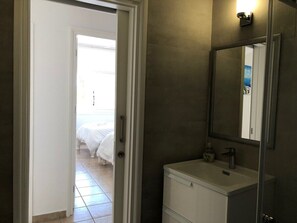 Ducha, secador de pelo y toallas