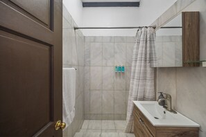 Een douche, een haardroger, handdoeken