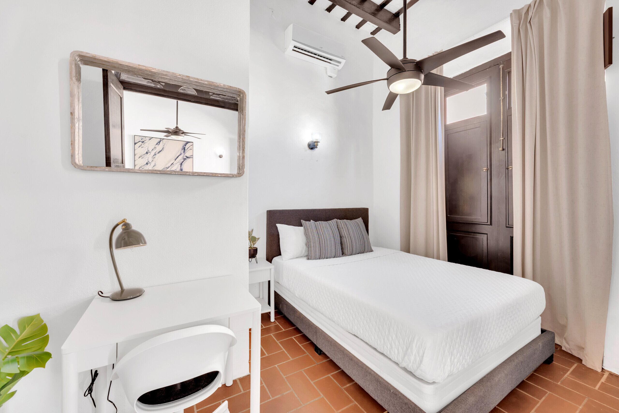 2 habitaciones y tabla de planchar con plancha 