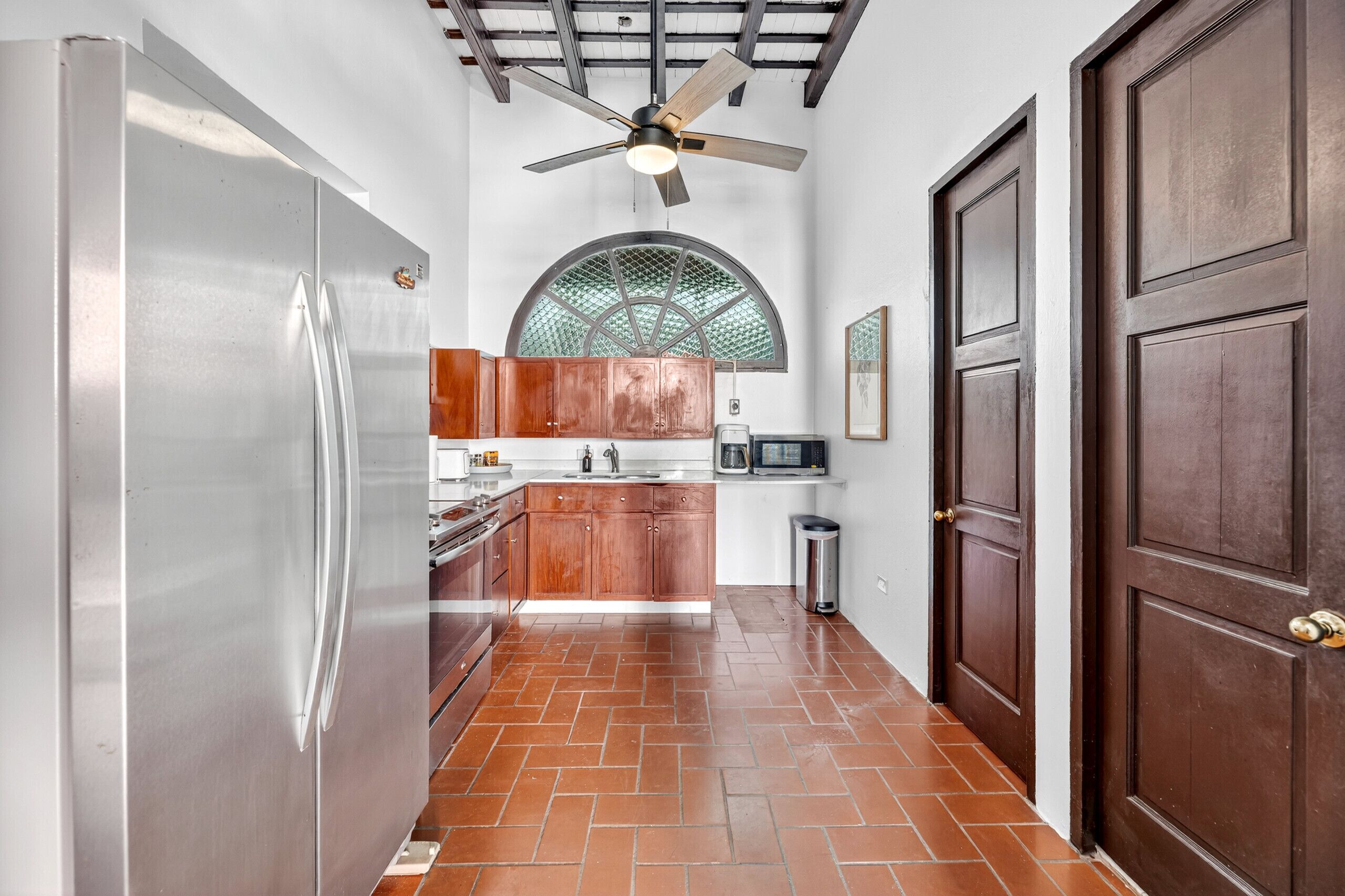 Frigorifero, microonde, forno, macchina per tè/caffè