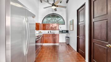 Fridge, microwave, oven, coffee/tea maker