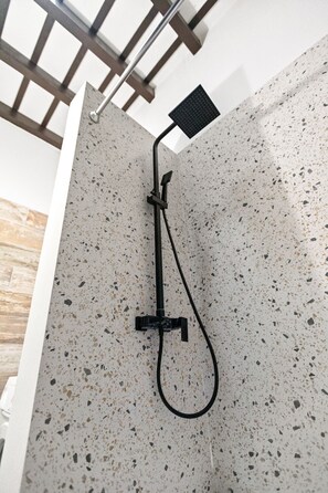 Douche, serviettes fournies