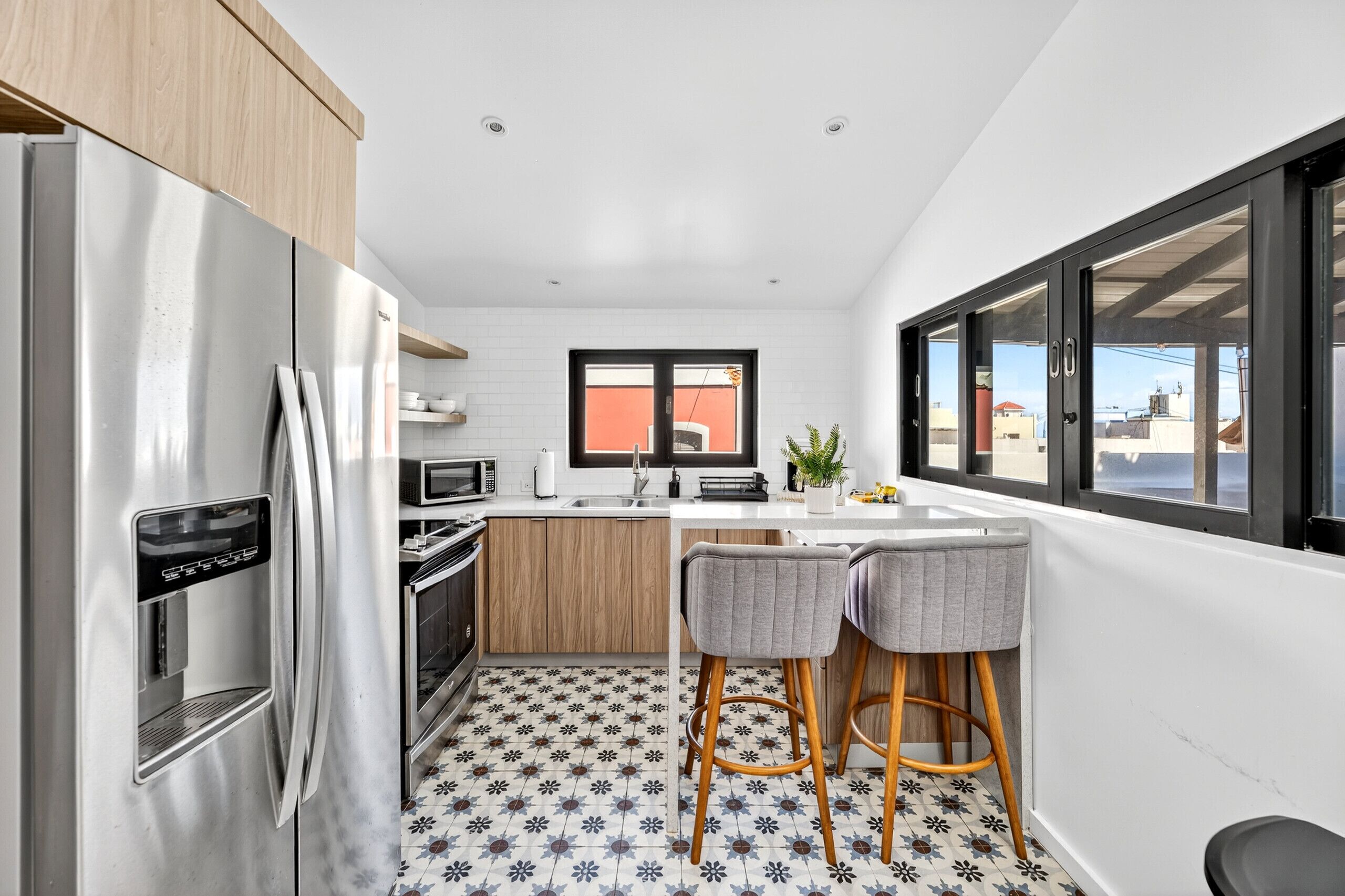 Fridge, microwave, oven, coffee/tea maker