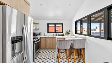 Fridge, microwave, oven, coffee/tea maker