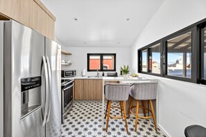 Køleskab, mikrobølgeovn, ovn, kaffe-/temaskine