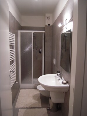 Shower, jetted tub, hair dryer, bidet - Sassetta Holiday - peace at a stone's throw from the sea  (Sassetta)