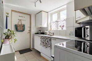 Een koelkast, een microgolfoven, een oven, een kookplaat