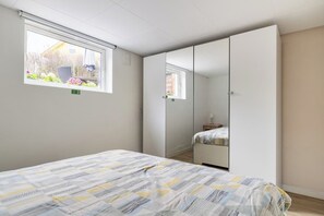 1 slaapkamer, een bureau, een strijkplank/strijkijzer, reisbedje