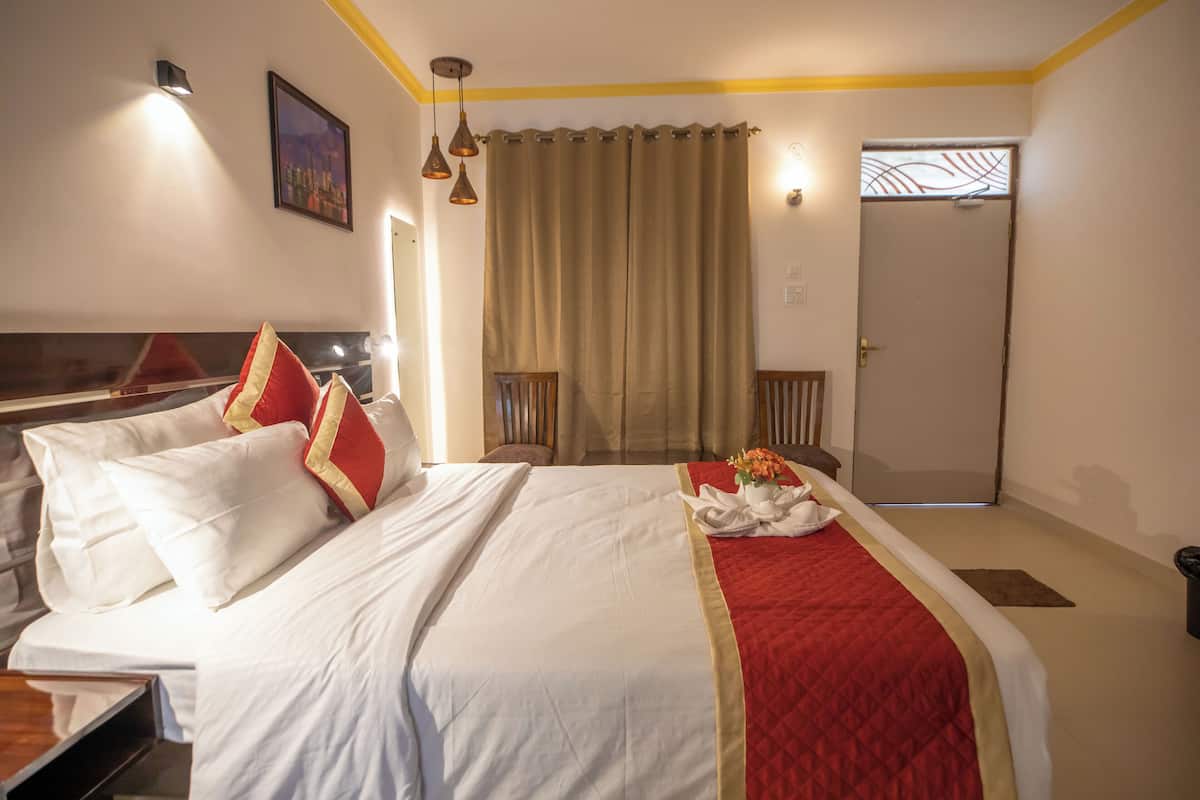 Executive-Dreibettzimmer, Poolblick | 1 Schlafzimmer, Zimmersafe, Schreibtisch, Bügeleisen/Bügelbrett