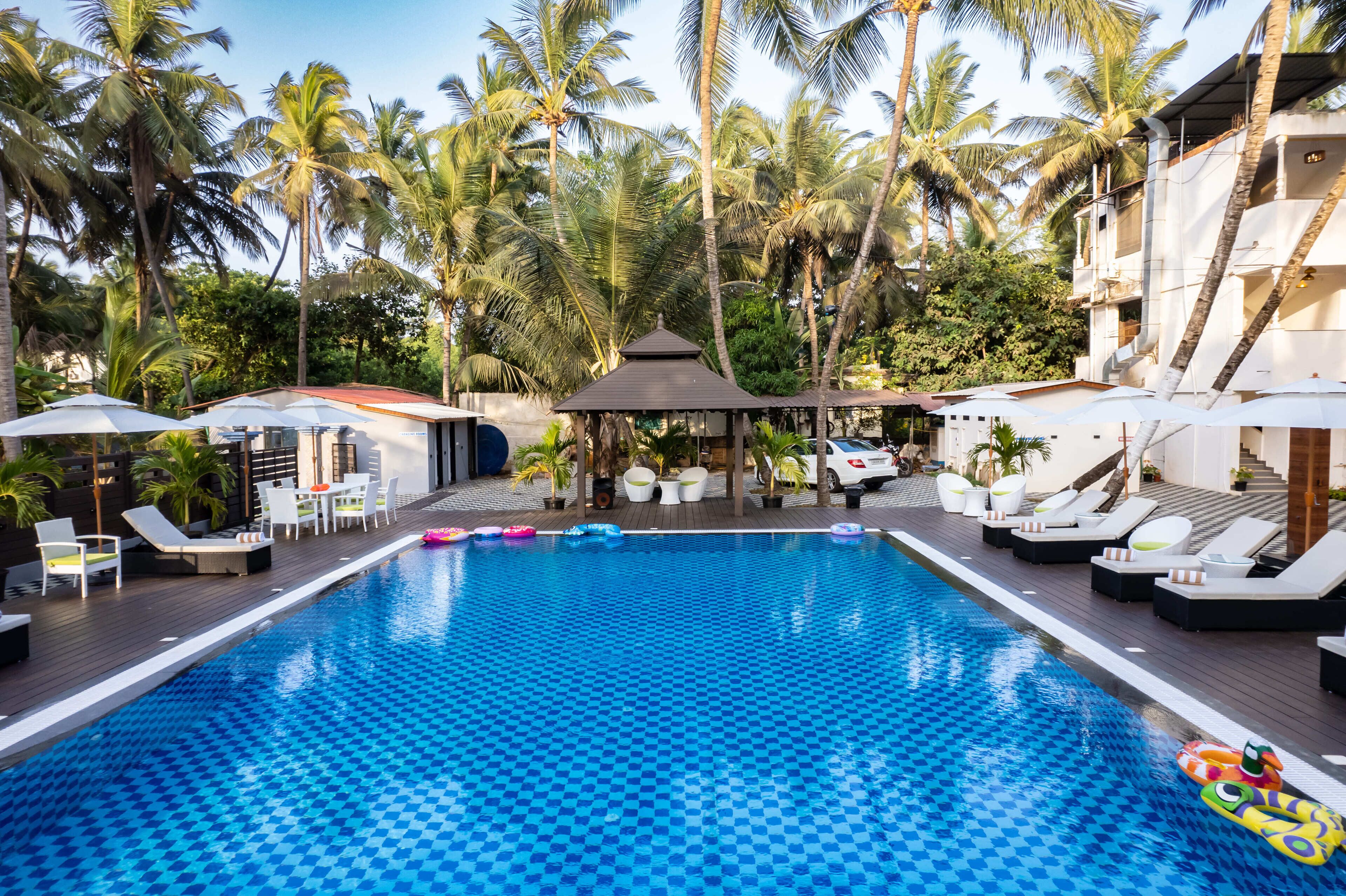 Una piscina al aire libre