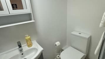 Standard Room | Bathroom