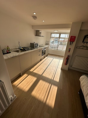 Espacio para trabajar con laptop y wifi gratis