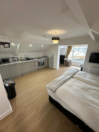 Standard Room | Laptop workspace, free WiFi