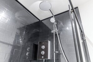 Shower, hair dryer, bidet, towels - Luxury apartment with premium finishes and breathtaking view of Boston Stump. (Boston)