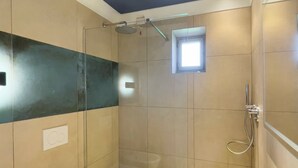 Et moderne badeværelse med toilet, bidet og håndvask.