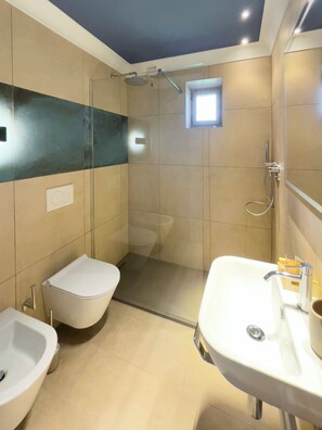 Dusche, Haartrockner, Bidet, Handtücher
