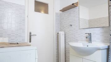 Séchoir à cheveux, serviettes fournies, papier de toilette