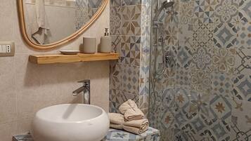 SĂšche-cheveux, bidet, serviettes fournies, savon