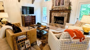 Televisie, een open haard en een kantoor