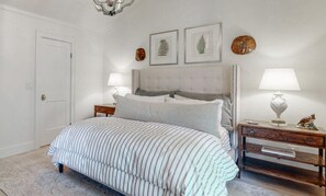 4 slaapkamers, een bureau, een strijkplank/strijkijzer, reisbedje