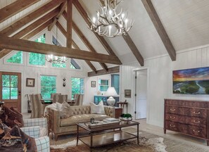 Televisión, chimenea y oficina 