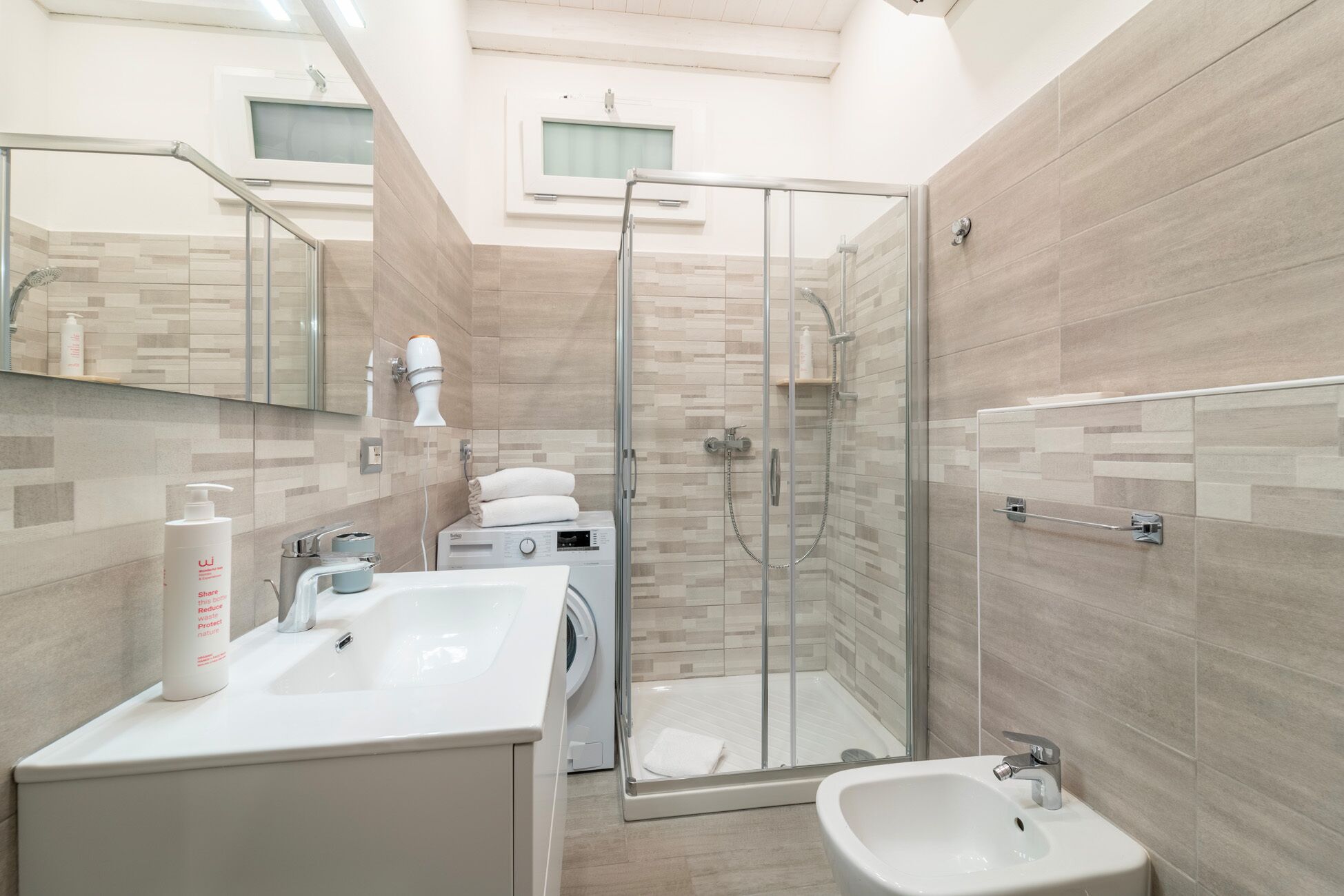 Appartamento | Bagno | Doccia, asciugacapelli, bidet, asciugamani