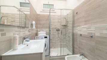 Appartamento | Bagno | Doccia, asciugacapelli, bidet, asciugamani