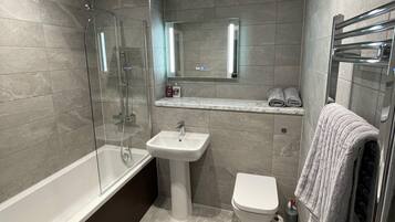 Apartment | Bathroom | Combined shower/bathtub, deep-soaking bathtub, towels