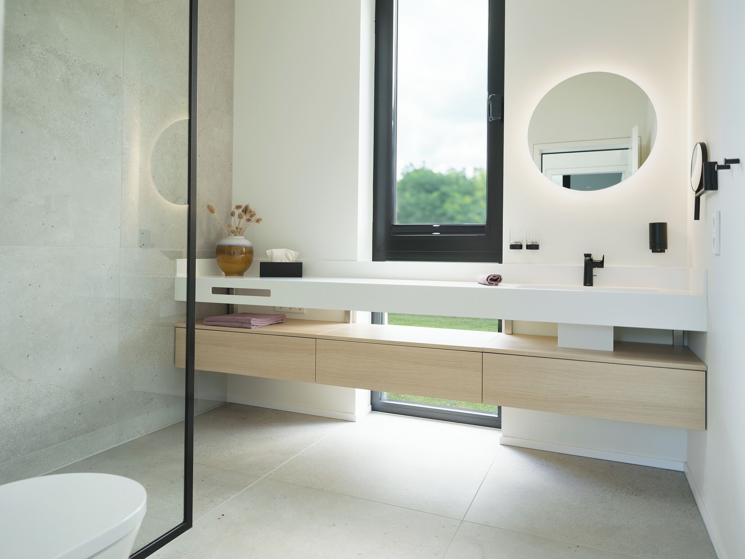 Haartrockner, Handtücher, Seife, Toilettenpapier